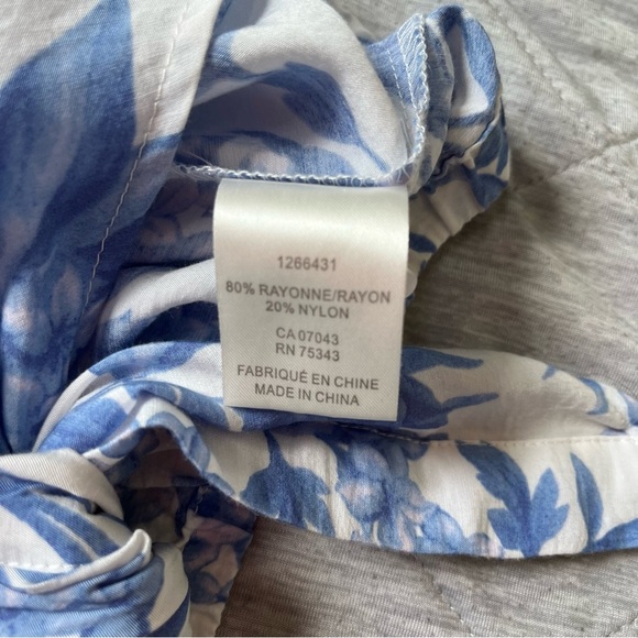 ⭐️ Joie ⭐️ Rayon Blue and White Floral Top S/M - Picture 6 of 8